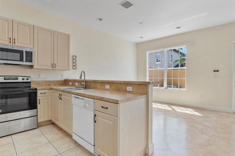 Townhouse in Pembroke Pines, Florida 2 bedrooms, 128.58 sq.m. № 1368977 - photo 6