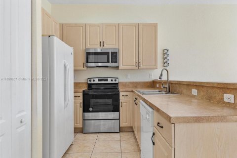 Townhouse in Pembroke Pines, Florida 2 bedrooms, 128.58 sq.m. № 1368977 - photo 7