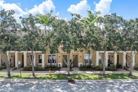 Touwnhouse à vendre à Pembroke Pines, Floride: 2 chambres, 128.58 m2 № 1368977 - photo 2