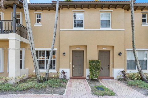 Townhouse in Pembroke Pines, Florida 2 bedrooms, 128.58 sq.m. № 1368977 - photo 1