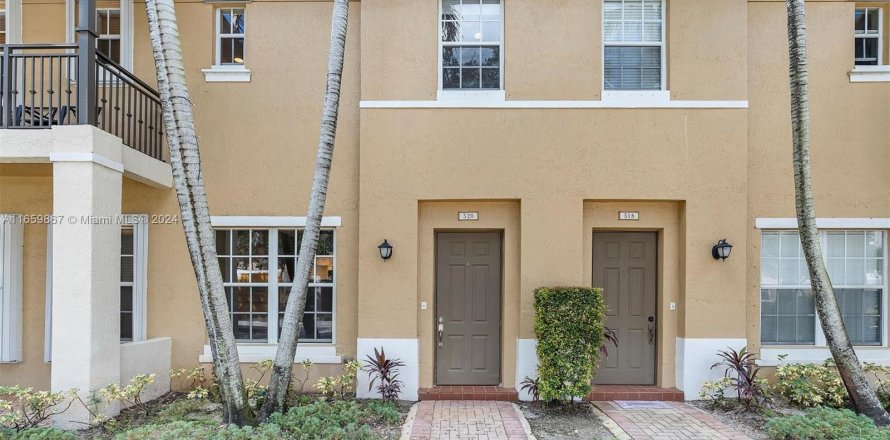 Townhouse in Pembroke Pines, Florida 2 bedrooms, 128.58 sq.m. № 1368977