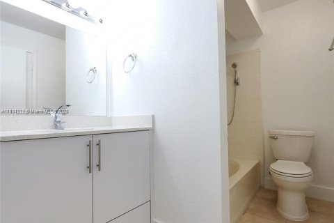 Condominio en alquiler en Miami, Florida, 2 dormitorios, 97.83 m2 № 1368926 - foto 11