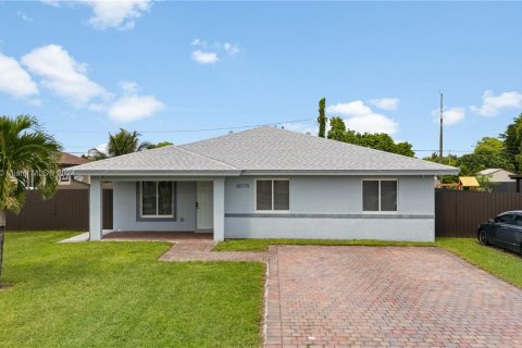 House in Miami, Florida 4 bedrooms, 160.26 sq.m. № 1368883 - photo 1