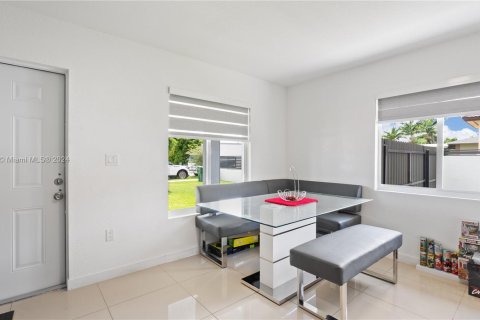 House in Miami, Florida 4 bedrooms, 160.26 sq.m. № 1368883 - photo 19