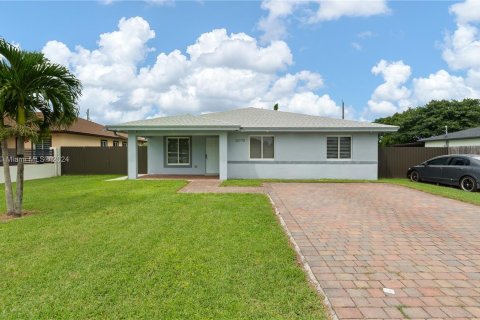 House in Miami, Florida 4 bedrooms, 160.26 sq.m. № 1368883 - photo 3