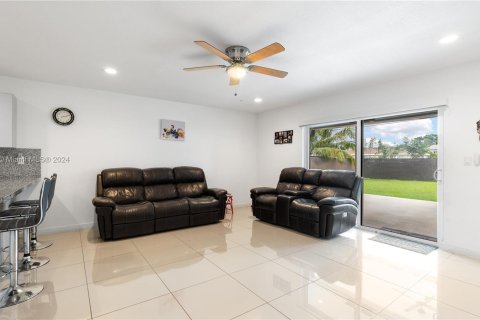 House in Miami, Florida 4 bedrooms, 160.26 sq.m. № 1368883 - photo 8