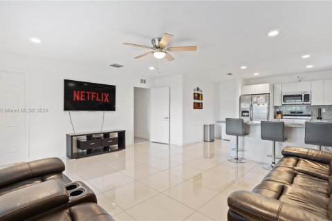 House in Miami, Florida 4 bedrooms, 160.26 sq.m. № 1368883 - photo 9