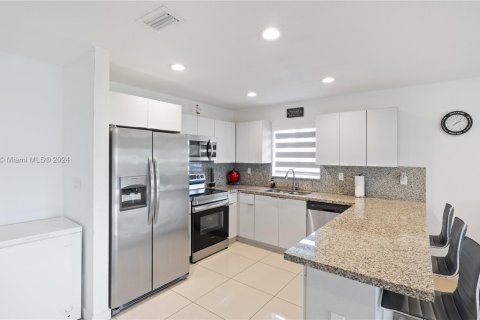 Casa en venta en Miami, Florida, 4 dormitorios, 160.26 m2 № 1368883 - foto 5