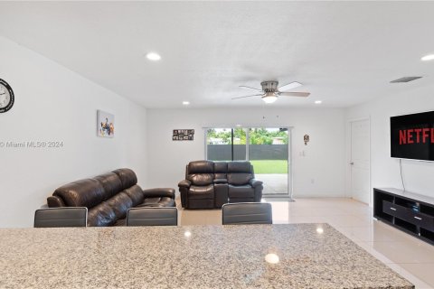 House in Miami, Florida 4 bedrooms, 160.26 sq.m. № 1368883 - photo 7