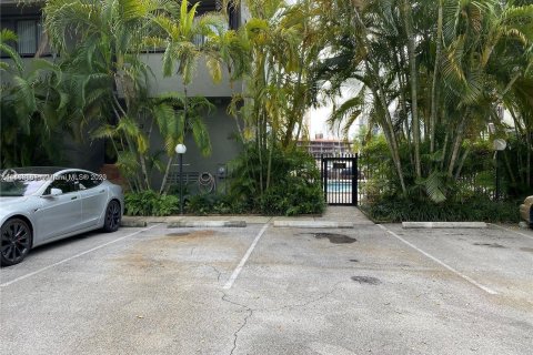 Touwnhouse à vendre à Miami, Floride: 2 chambres, 110.74 m2 № 779733 - photo 3