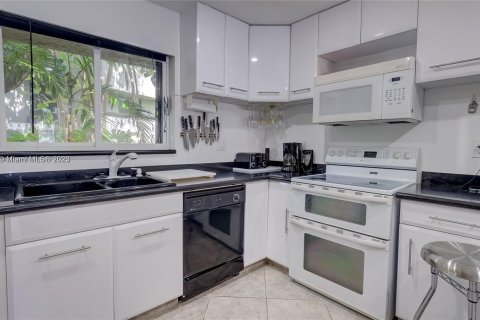 Townhouse in Miami, Florida 2 bedrooms, 110.74 sq.m. № 779733 - photo 11