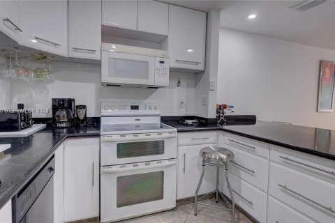 Townhouse in Miami, Florida 2 bedrooms, 110.74 sq.m. № 779733 - photo 10