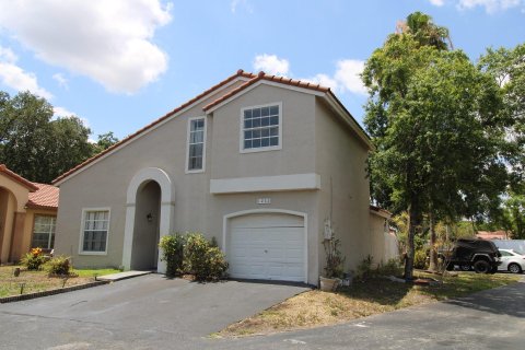 House in Sunrise, Florida 3 bedrooms, 132.2 sq.m. № 1208789 - photo 1