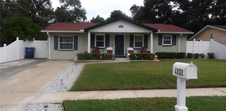 House in Tampa, Florida 4 bedrooms, 171.13 sq.m. № 1363733