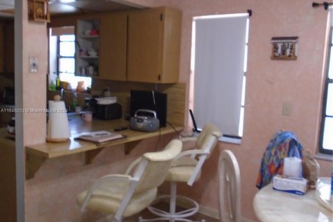 House in Miami, Florida 3 bedrooms, 134.06 sq.m. № 1330794 - photo 6