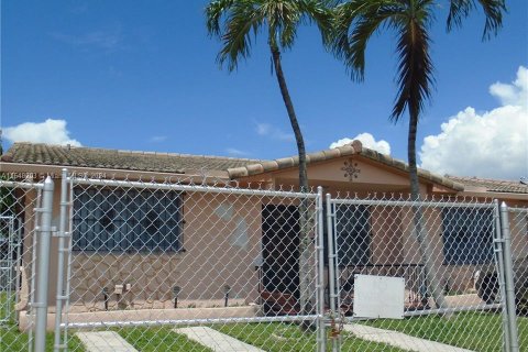 House in Miami, Florida 3 bedrooms, 134.06 sq.m. № 1330794 - photo 1