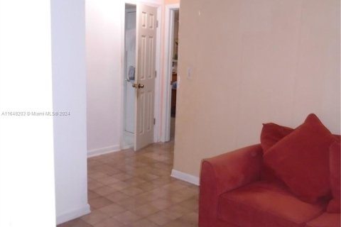 House in Miami, Florida 3 bedrooms, 134.06 sq.m. № 1330794 - photo 4