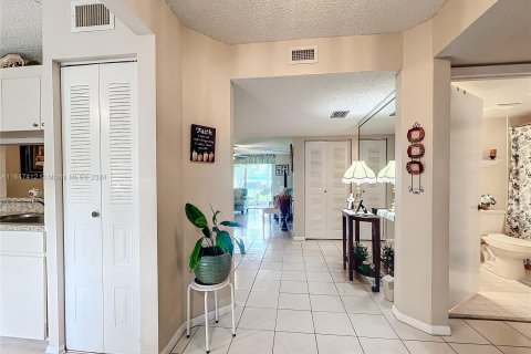 Condo in Lake Worth, Florida, 2 bedrooms  № 1330108 - photo 8