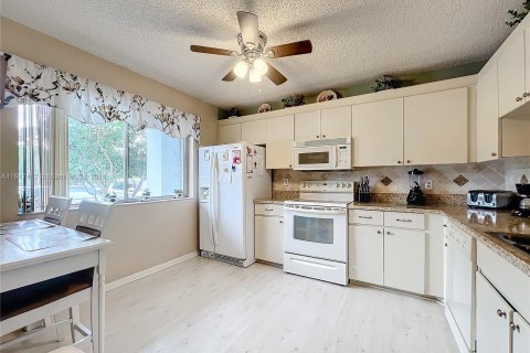 Condo in Lake Worth, Florida, 2 bedrooms  № 1330108 - photo 14