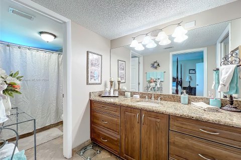 Condo in Lake Worth, Florida, 2 bedrooms  № 1330108 - photo 24