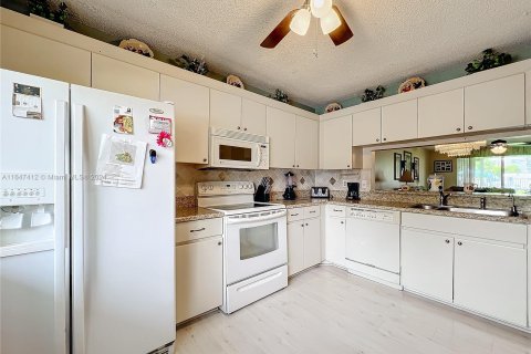 Condo in Lake Worth, Florida, 2 bedrooms  № 1330108 - photo 11