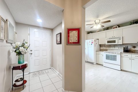 Condo in Lake Worth, Florida, 2 bedrooms  № 1330108 - photo 9