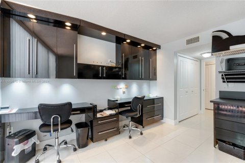 Copropriété à vendre à Miami, Floride: 2 chambres, 120.4 m2 № 1329112 - photo 6