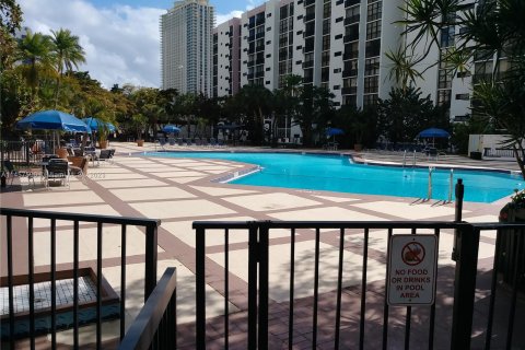 Condominio en venta en Sunny Isles Beach, Florida, 1 dormitorio, 71.26 m2 № 732544 - foto 11