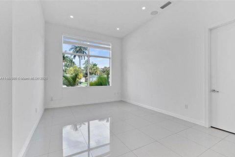 Купить виллу или дом в Норт-Майами, Флорида 5 спален, 319.77м2, № 843672 - фото 7