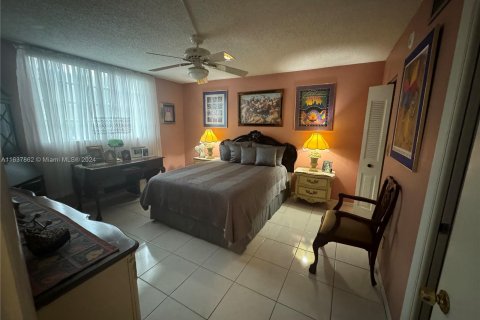 Condo in Tamarac, Florida, 2 bedrooms  № 1410413 - photo 9