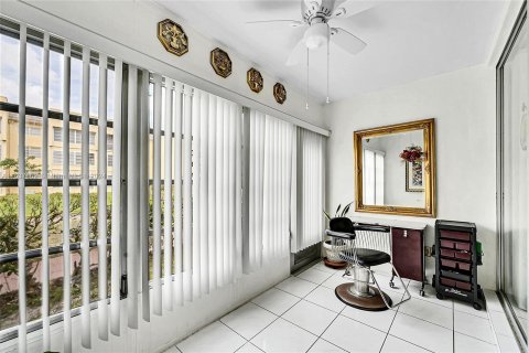 Condo in Tamarac, Florida, 2 bedrooms  № 1410413 - photo 24