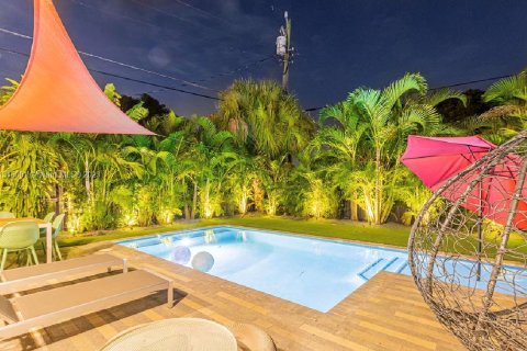 Casa en venta en Miami Shores, Florida, 5 dormitorios, 289.86 m2 № 566183 - foto 1