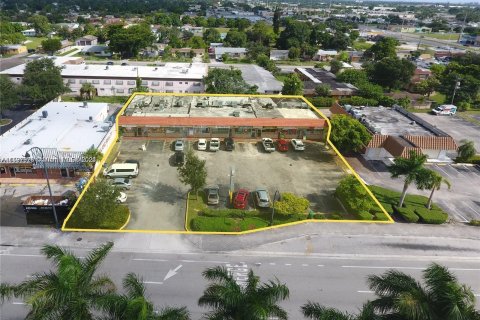 Commercial property in Miramar, Florida № 975854 - photo 1