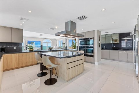 Condominio en venta en Miami Beach, Florida, 5 dormitorios, 633.59 m2 № 1233551 - foto 19