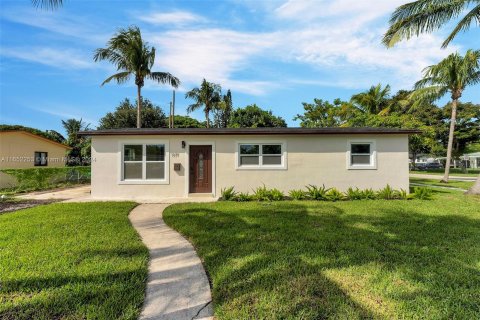 House in Miami, Florida 3 bedrooms, 151.06 sq.m. № 1377319 - photo 1