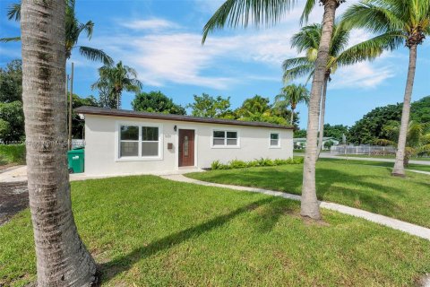 House in Miami, Florida 3 bedrooms, 151.06 sq.m. № 1377319 - photo 3