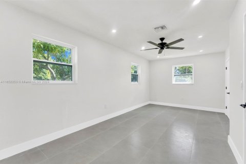 House in Miami, Florida 3 bedrooms, 151.06 sq.m. № 1377319 - photo 13