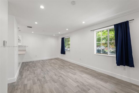 Immobilier commercial à vendre à Miami, Floride: 213.68 m2 № 1367478 - photo 5