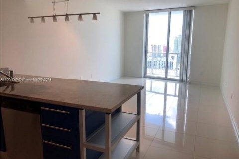 Condominio en alquiler en Miami, Florida, 1 dormitorio, 72.74 m2 № 1367614 - foto 2