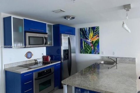 Condo in Miami, Florida, 1 bedroom  № 1367614 - photo 1