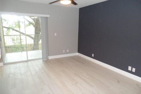 Condominio en alquiler en Tamarac, Florida, 1 dormitorio, 64.57 m2 № 1367445 - foto 6