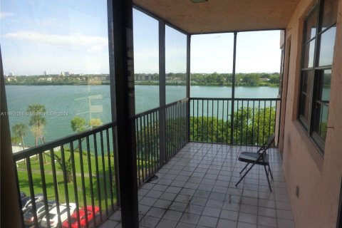 Condo in Miami, Florida, 2 bedrooms  № 1367446 - photo 3