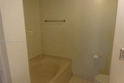 Condo in Miami, Florida, 2 bedrooms  № 1367446 - photo 25