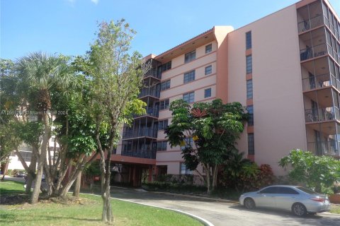 Condominio en alquiler en Miami, Florida, 2 dormitorios, 136.38 m2 № 1367446 - foto 1