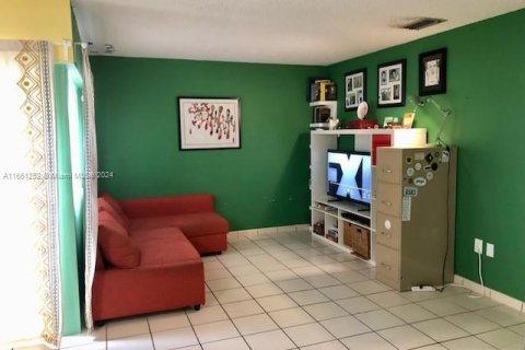 House in Miami, Florida 3 bedrooms, 105.91 sq.m. № 1367443 - photo 4