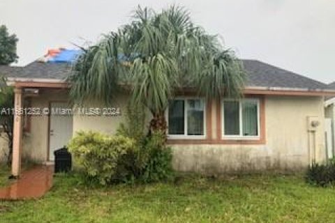 House in Miami, Florida 3 bedrooms, 105.91 sq.m. № 1367443 - photo 2