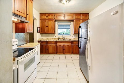 House in Miami, Florida 3 bedrooms, 137.12 sq.m. № 1325661 - photo 10