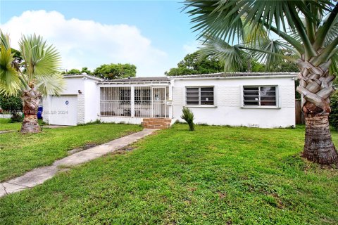 House in Miami, Florida 3 bedrooms, 137.12 sq.m. № 1325661 - photo 1