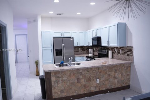 Townhouse in Miami Gardens, Florida 4 bedrooms, 146.51 sq.m. № 643474 - photo 5