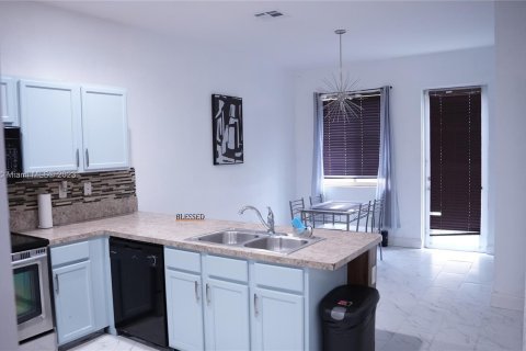 Townhouse in Miami Gardens, Florida 4 bedrooms, 146.51 sq.m. № 643474 - photo 4